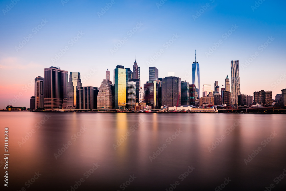 Naklejka premium Morning view of lower Manhattan silhouette