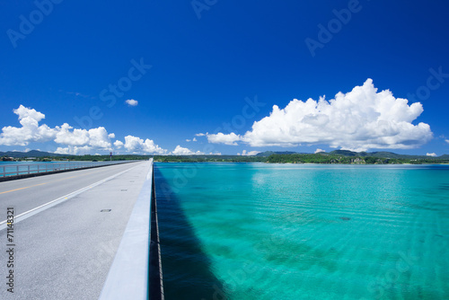 沖縄の海・古宇利大橋 © yuuta