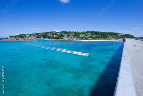 Fototapeta Naklejka Na Ścianę i Meble -  沖縄の海・古宇利大橋からの眺め