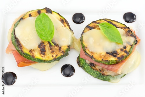 zucchine grigliate ripiene con prosciutto e formaggio photo