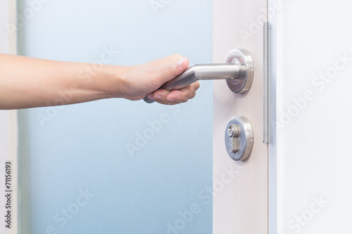 hand open door