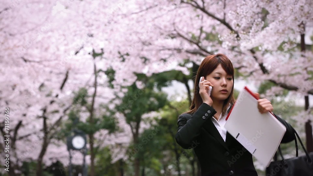 桜の下で電話するOL　1