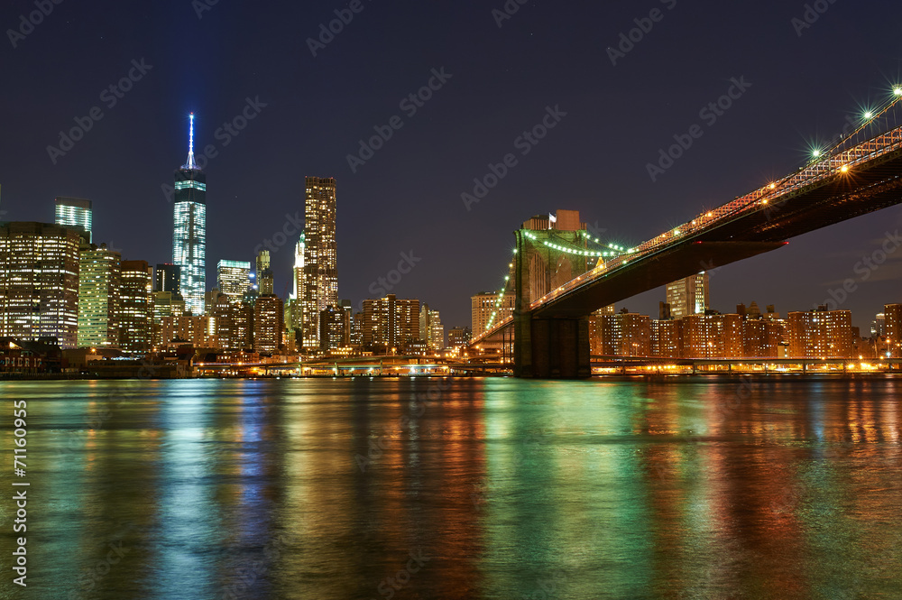 Naklejka premium Brooklyn Bridge z dolnym Manhattanem w nocy
