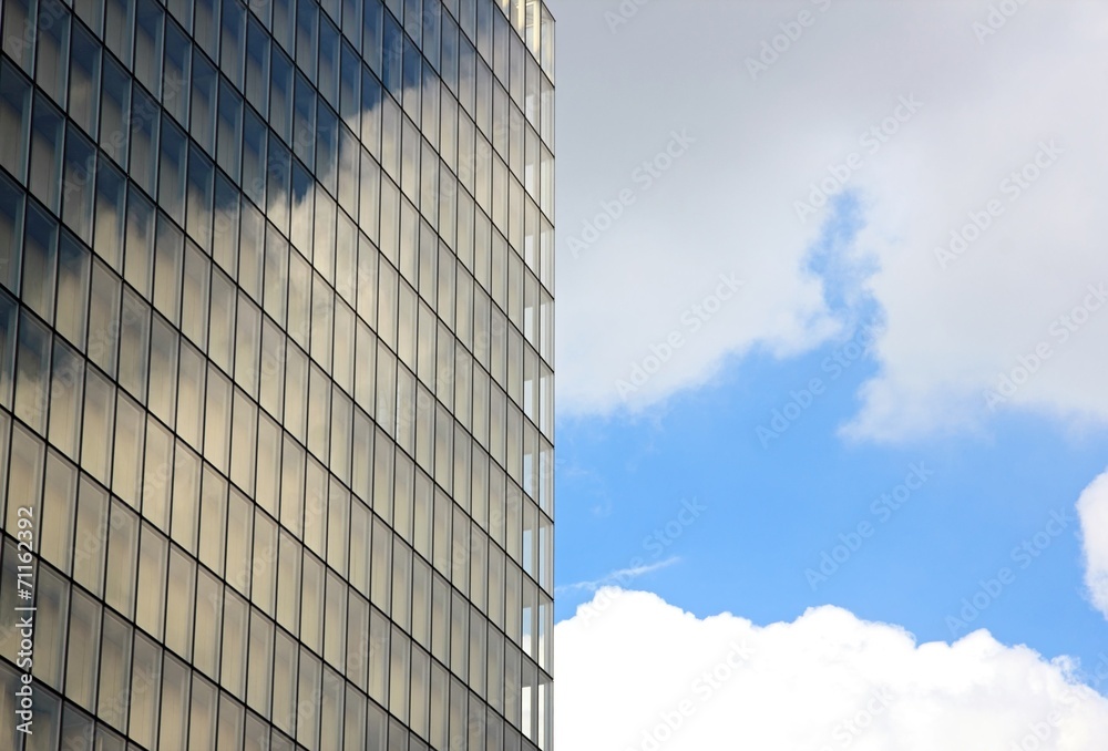 Fototapeta premium reflets changeant de nuages dans un building