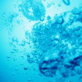 luftblasen blau frisch unter wasser