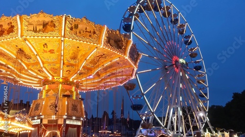 Riesenrad und Karussell auf einer Kirmes