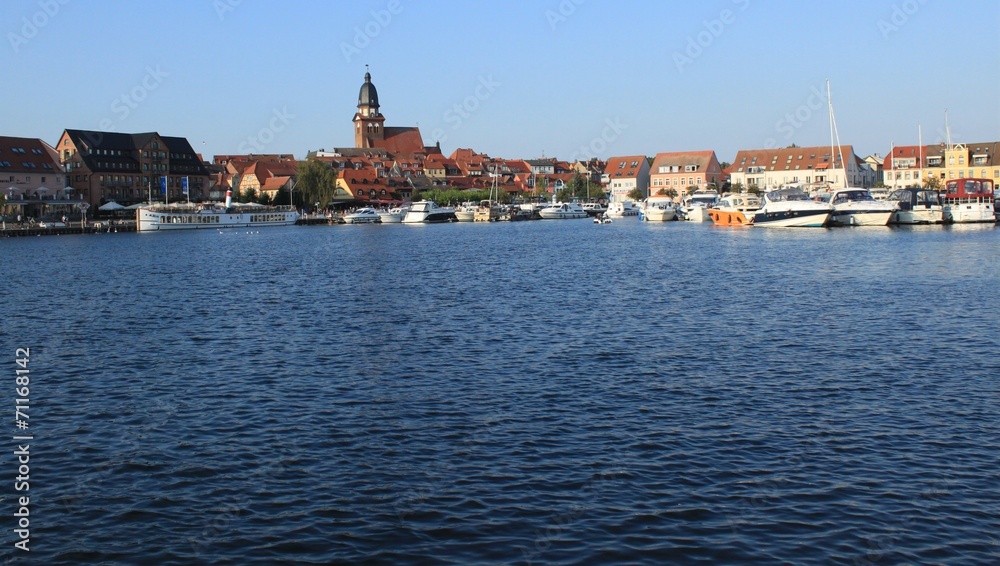 Blick auf Hafen und Altstadt von Waren (Müritz