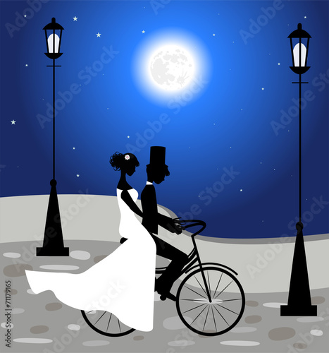 coppia di sposi in bicicletta sotto la luna