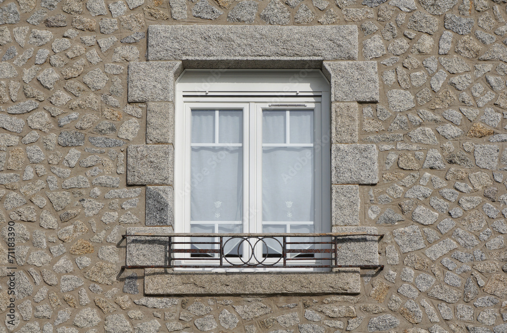 Modernes PVC Fenster mit Belüftung in Granitfassade Modernes PVC Fenster mit Belüftung in Granitfassade