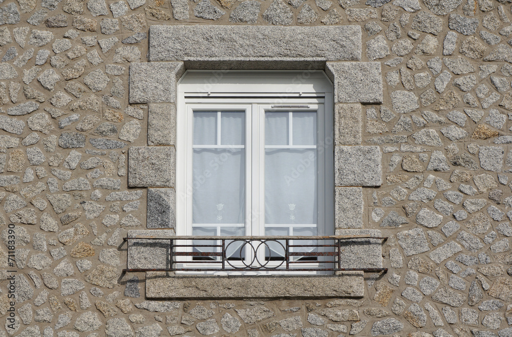 Modernes PVC Fenster mit Belüftung in Granitfassade