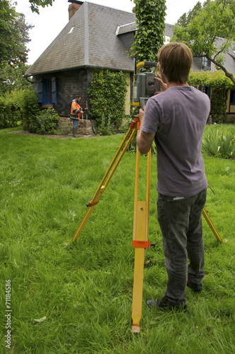 Géomètres sur le terrain