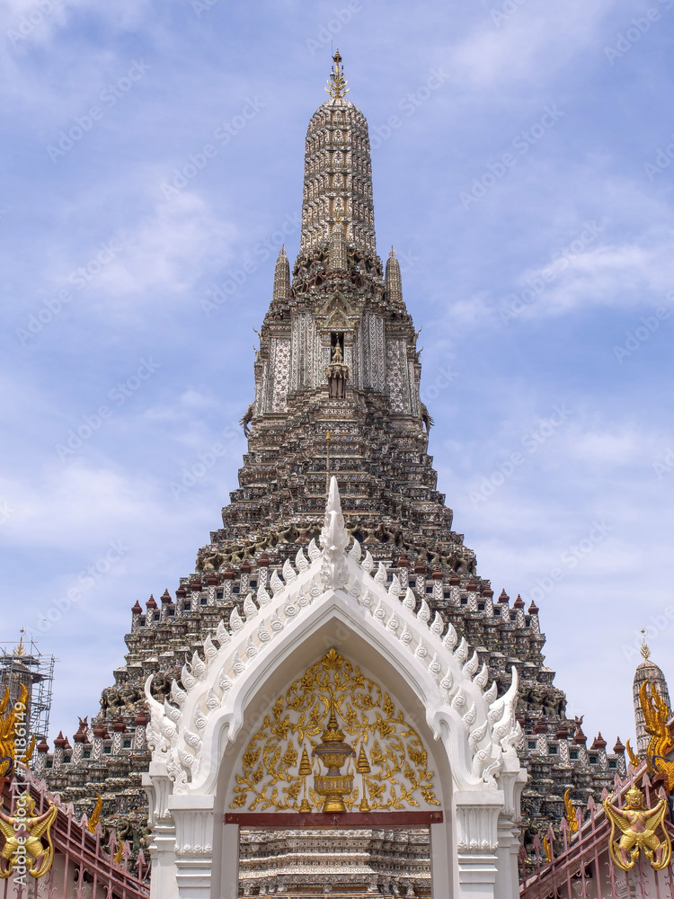 Fototapeta premium Dawn temple, landmark of Bangkok under cloudy blue sky