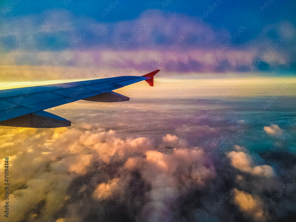 Fototapeta premium Wing of plane over the cloud