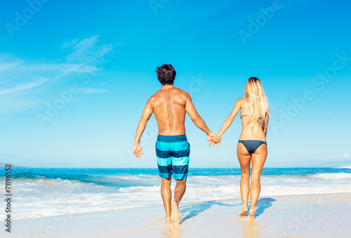 Attractive Couple Walking on Tropical Beach © EpicStockMedia