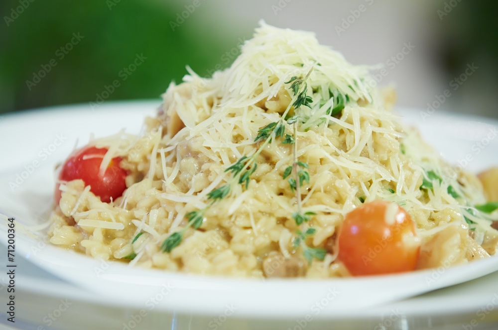 Spaghetti with cherry tomatoes and parsley Spaghetti with cherry tomatoes and parsley