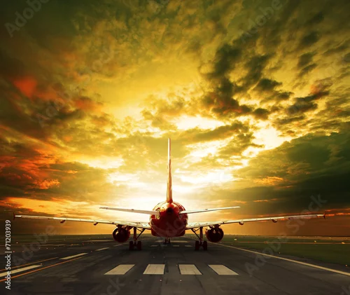 Obraz samolot pasażerski gotowy do startu na pasach startowych lotniska dla tra