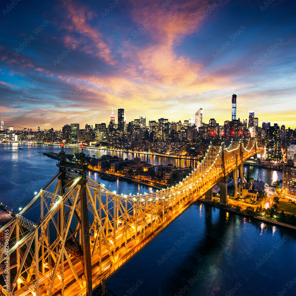 Naklejka premium Nowy Jork - zachód słońca nad manhattan z mostem Queensboro