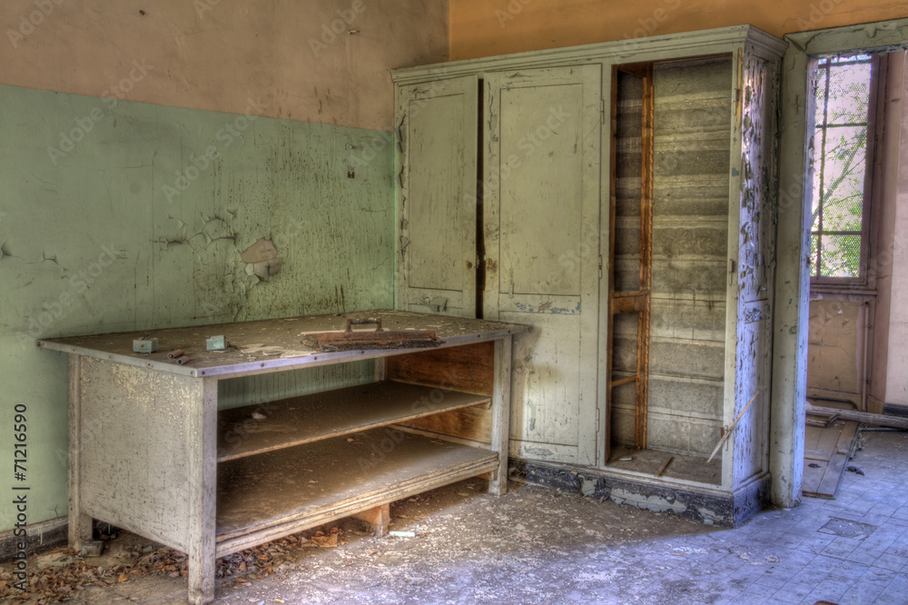 armoire et bureau établi abandonnés armoire et bureau établi abandonnés