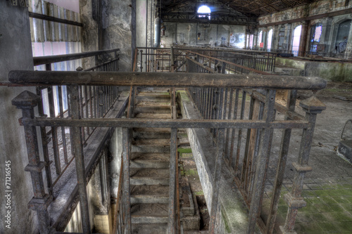 escalier en métal et son garde fou rouillé