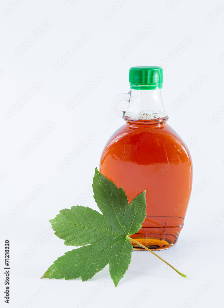 Ahornsirup in einer Flasche Freigestellt StockFoto Adobe Stock