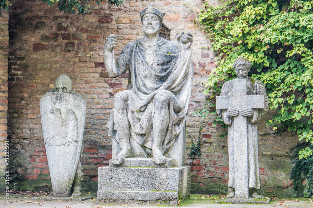 Figurengruppe der salischen Kaiser Domgarten Speyer