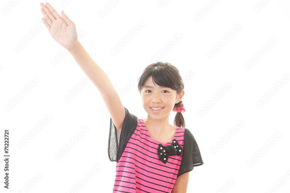 手を上げて返事をする女の子