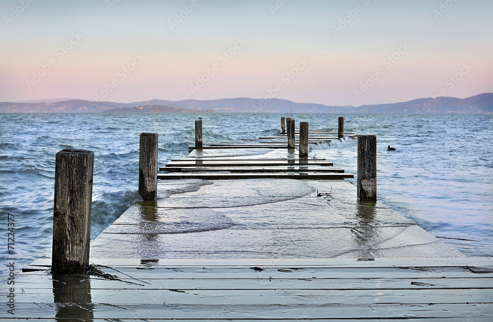 Obraz premium Zalewający molo na Jeziornym Trasimeno, Włochy