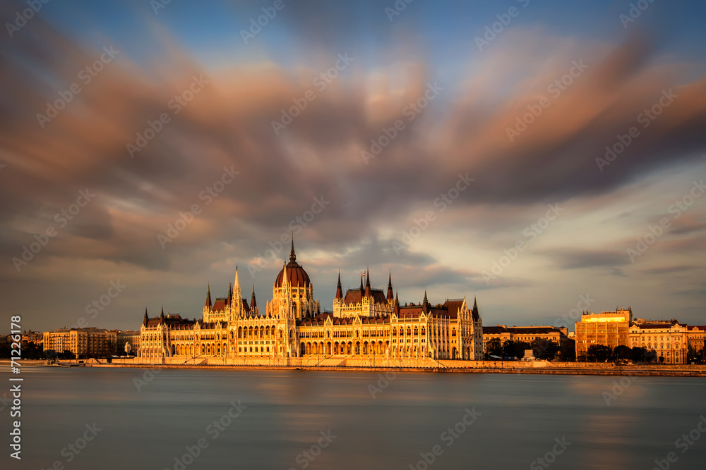 Obraz premium Budapest Parliament before sunset