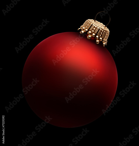 Rote Christbaumkugel vor Schwarz