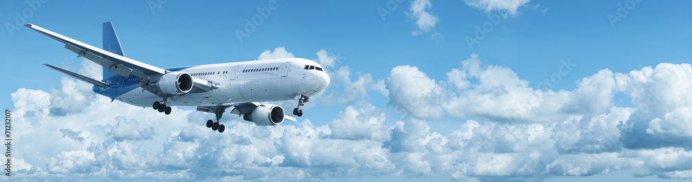 Naklejka premium Samolot odrzutowy w błękitne niebo pochmurne