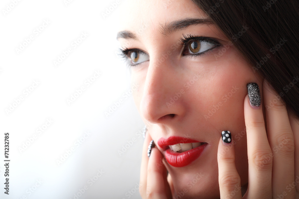 Ritratto di ragazza con unghie colorate Ritratto di ragazza con unghie colorate