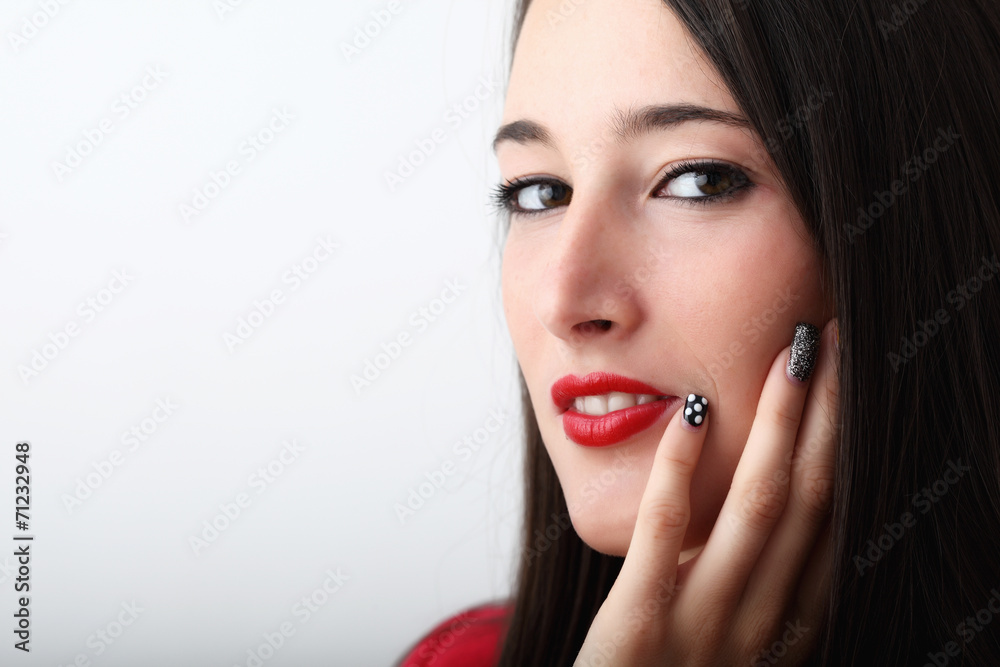 Ritratto di ragazza con unghie colorate Ritratto di ragazza con unghie colorate