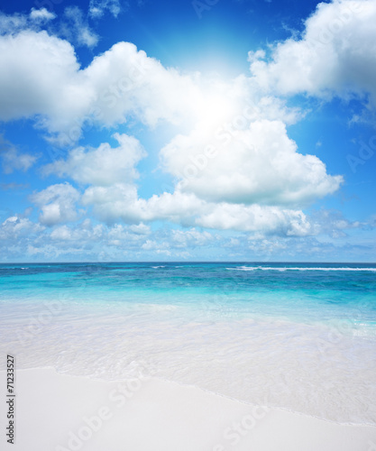 Peaceful tropical beach © CGiHeart