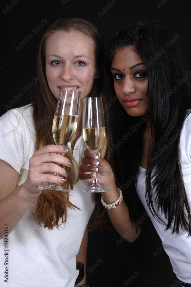 2 Freundinnen feiern mit Sekt 2 Freundinnen feiern mit Sekt