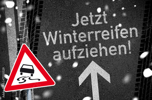 Asphalt mit Schild und Winterreifen photo