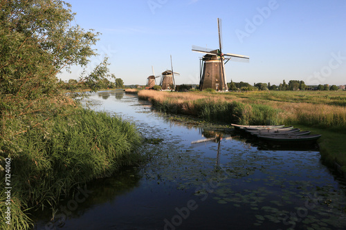 Windmühlenreihe am Wasser