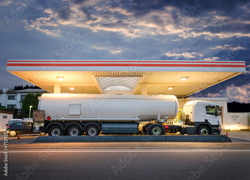 Fotografia Ciężarówka cysterny cysterna na stacji benzynowej - cysterna na stacji benzynowe