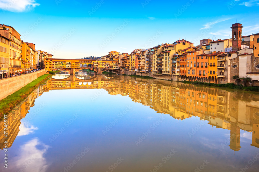 Obraz premium Ponte Vecchio landmark, old bridge, Arno river in Florence. Tusc