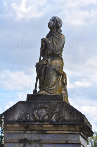 Cementerio de Sevilla, imágenes sacras, escultura funeraria