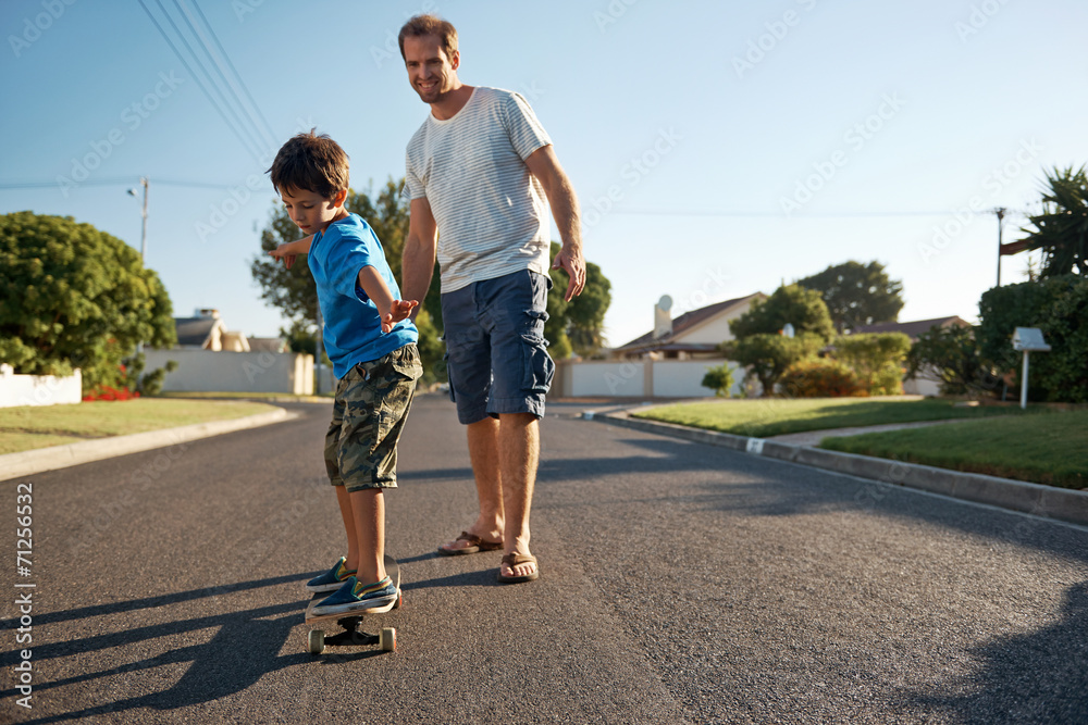 Fototapeta premium father son skateboard