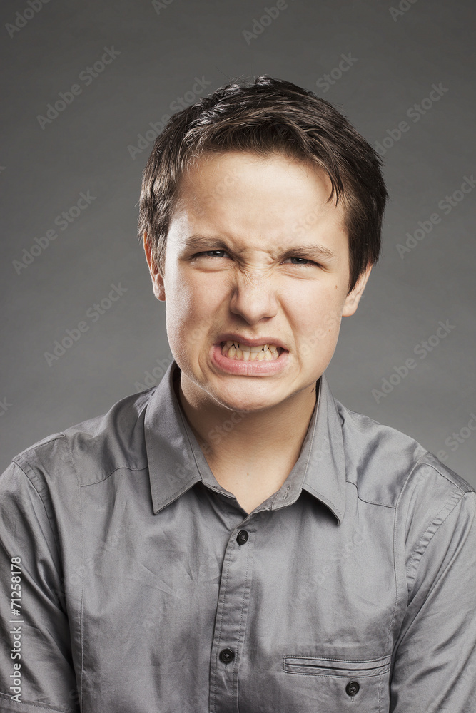 Teenager Junge: Aggressiv - Porträt Teenager Junge: Aggressiv - Porträt