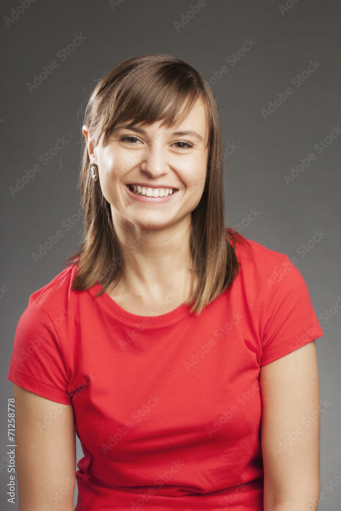 Emotionen: Fröhlich. Junge Frau in rotem Shirt Emotionen: Fröhlich. Junge Frau in rotem Shirt