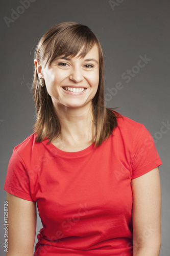 Emotionen: Fröhlich. Junge Frau in rotem Shirt