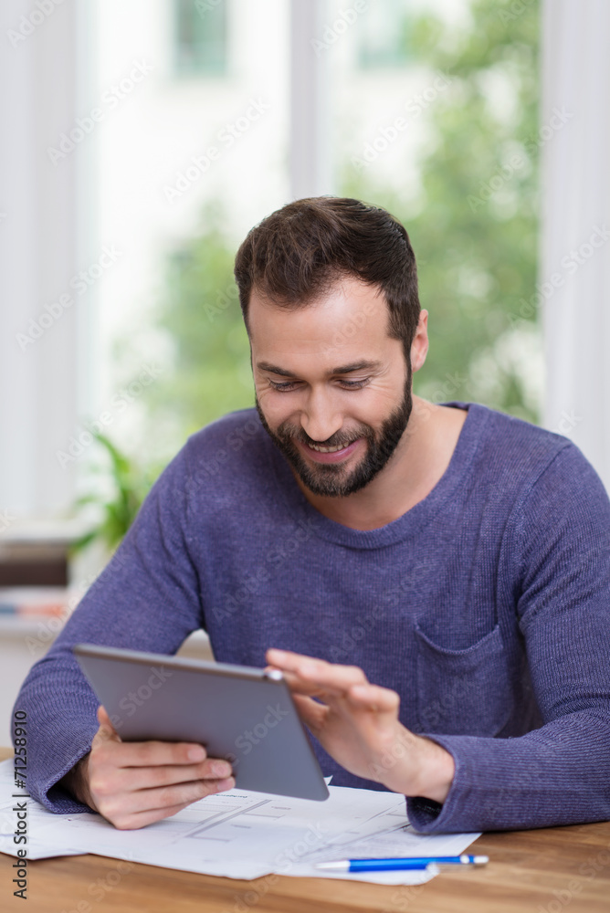 mann arbeitet zuhause am tablet mann arbeitet zuhause am tablet