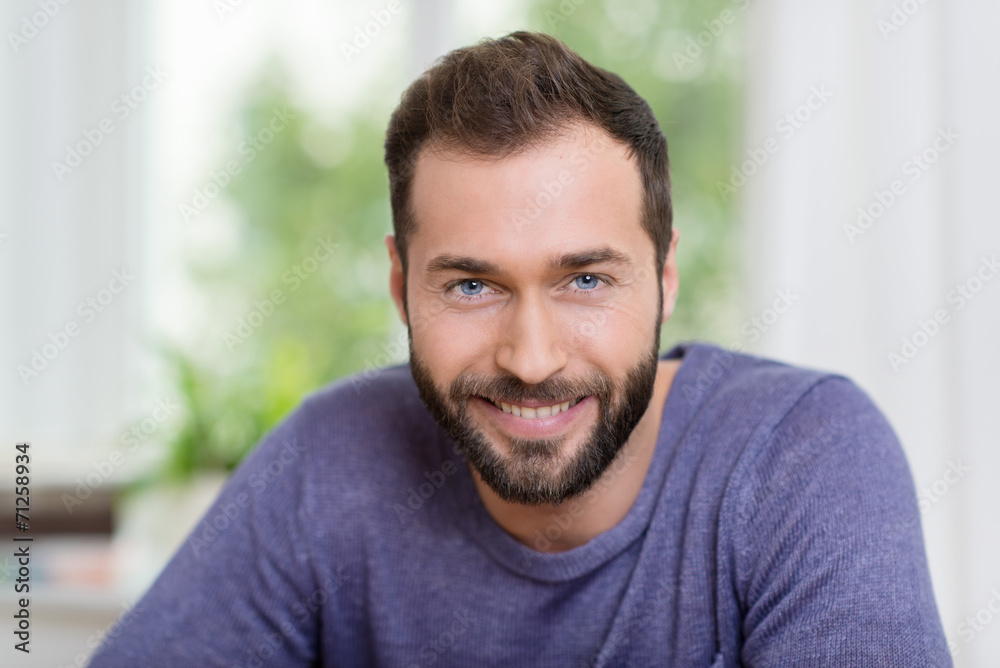 sympathischer mann zu hause sympathischer mann zu hause