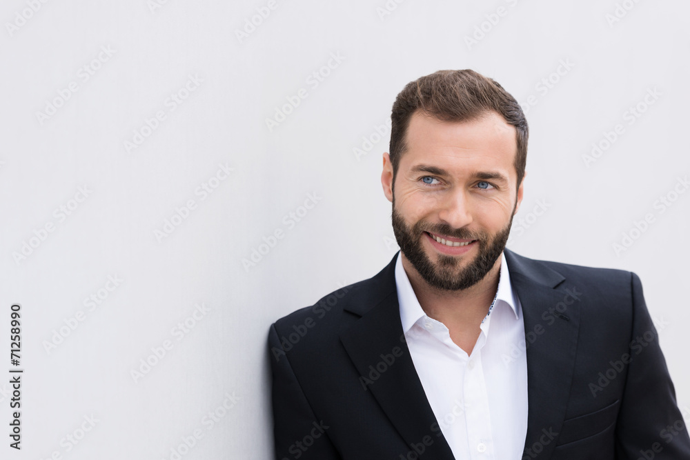 erfolgreicher unternehmer lehnt an weißer wand erfolgreicher unternehmer lehnt an weißer wand