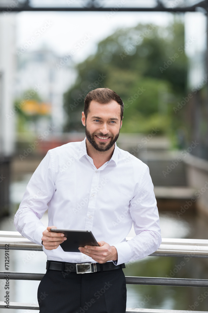 entspannter mann unterwegs mit tablet entspannter mann unterwegs mit tablet