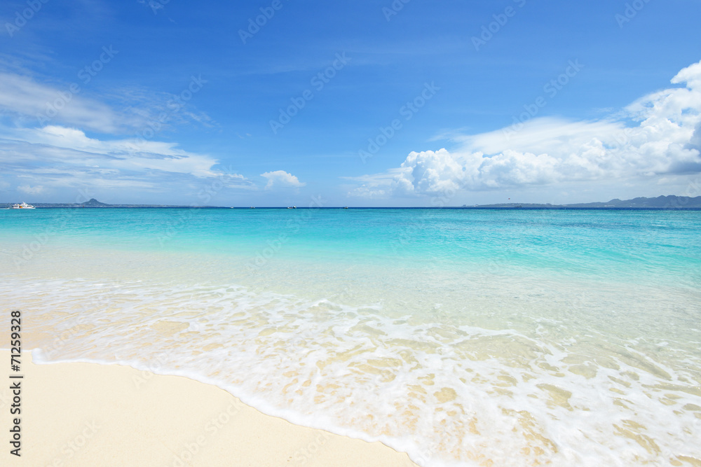 美しい沖縄のビーチと夏空