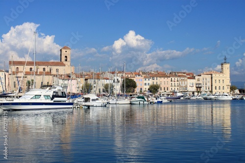 Postes à quai dans le port de La Ciotat