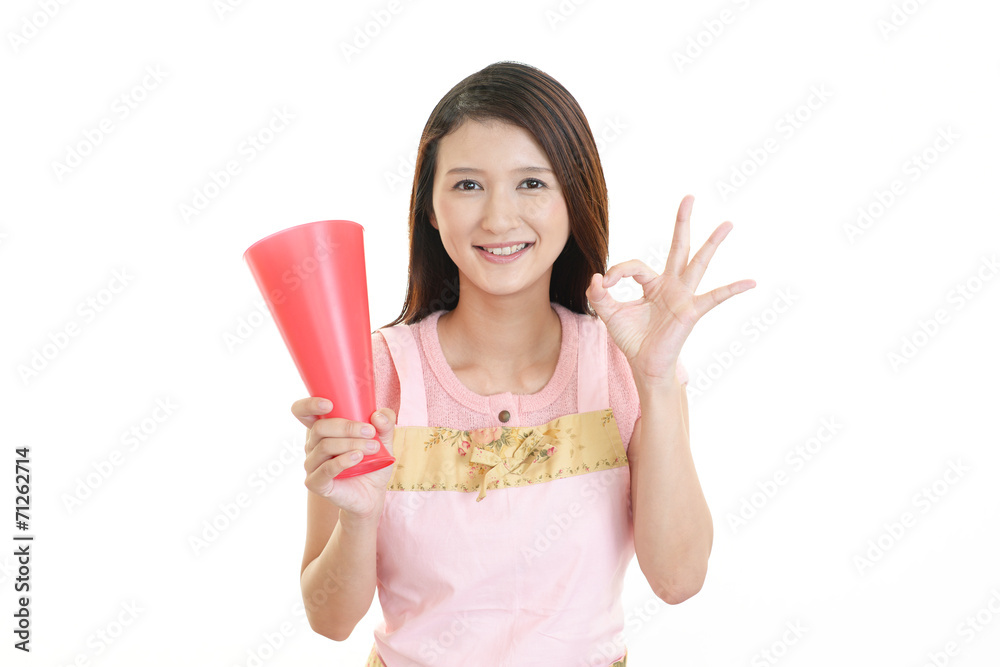 応援する笑顔の女性 応援する笑顔の女性